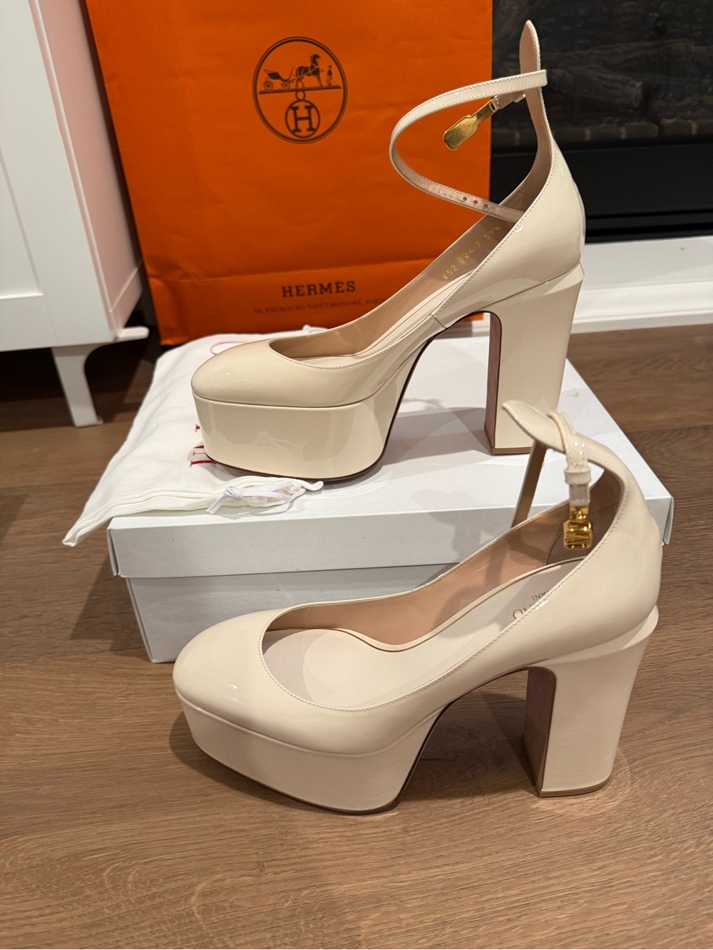 Valentino Garavani Ivory Patent Leather Platform Pumps with Strap 39.5 EU / 8.5 - Picture 2 of 6